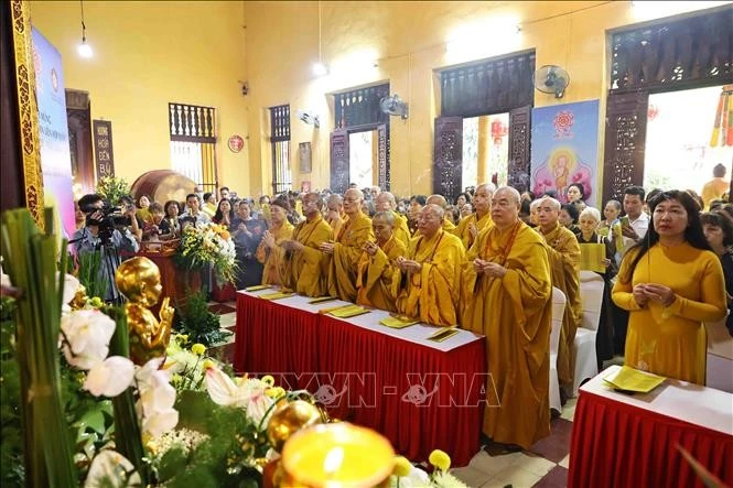 Các đại biểu, tăng ni, Phật tử dâng hương cầu nguyện quốc thái dân an, thế giới hòa bình, chúng sinh an lạc.