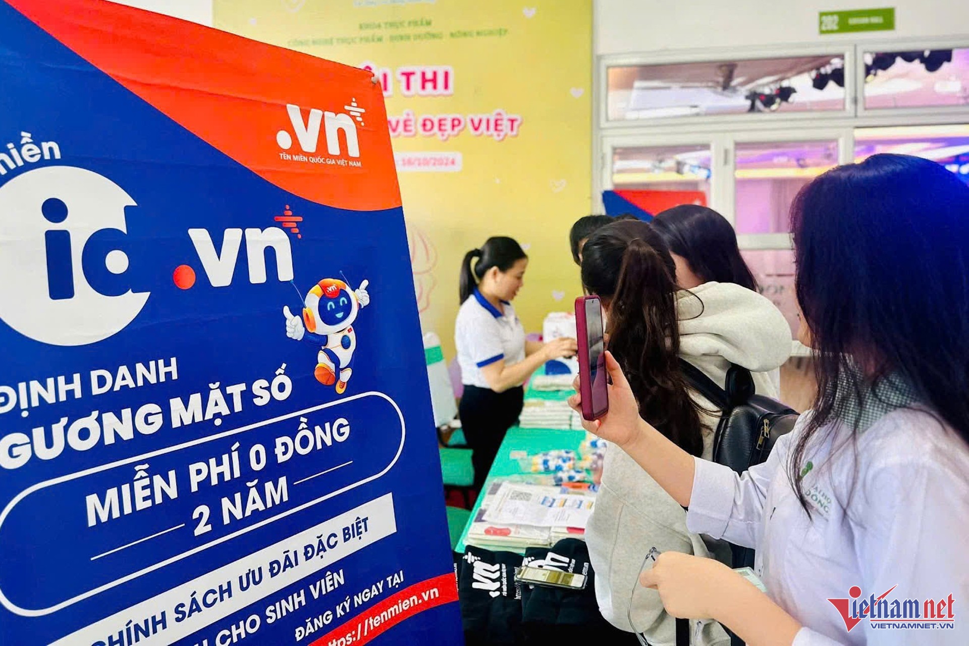 Nghị định 147 đã bổ sung quy định về cơ chế miễn, giảm lệ phí đăng ký sử dụng nhằm khuyến khích, hỗ trợ người dân, doanh nghiệp hiện diện trực tuyến, xây dựng thương hiệu trên Internet với tên miền quốc gia “.vn”. Nghị định 147 đã bổ sung quy định về cơ chế miễn, giảm lệ phí đăng ký sử dụng nhằm khuyến khích, hỗ trợ người dân, doanh nghiệp hiện diện trực tuyến, xây dựng thương hiệu trên Internet với tên miền quốc gia “.vn”.