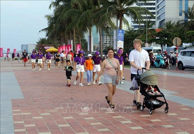 Khách du khách dạo chơi trên các tuyến phố ở Đà Nẵng dịp lễ.