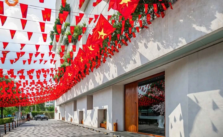 Cờ đỏ sao vàng trang trí rực rỡ ở các hàng quán, công sở, trường học, khu dân cư TP.HCM.