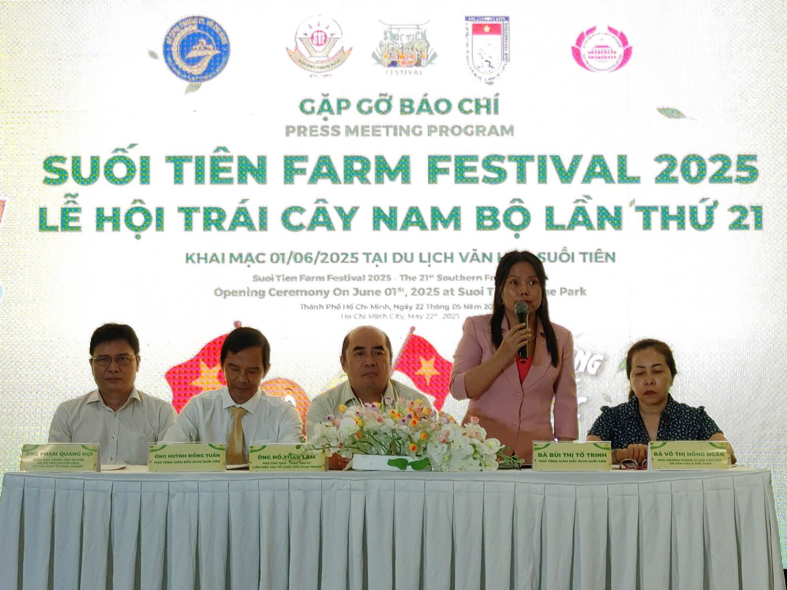 តំណាងគណៈកម្មការរៀបចំពិធីបុណ្យផ្លែឈើភាគខាងត្បូងឆ្នាំ២០២៥ ផ្តល់ព័ត៌មាននៅព្រឹកថ្ងៃទី២២ ឧសភា ។ Đại diện ban tổ chức Lễ hội trái cây Nam bộ năm 2025 cung cấp thông tin vào sáng 22/5.