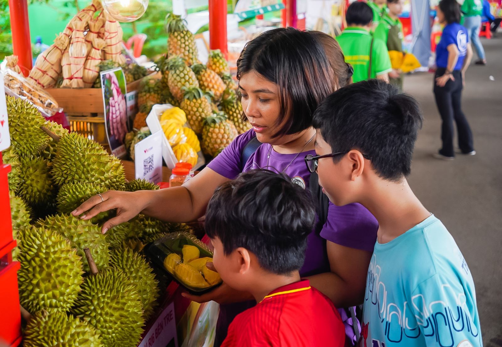 ឆ្នាំនេះ ទុរេនលក់បានតម្លៃទាបជាងតម្លៃទីផ្សារ ២០ ទៅ ៣០%។ Năm nay, trái sầu riêng được bán với giá thấp hơn thị trường khoảng 20 - 30%.