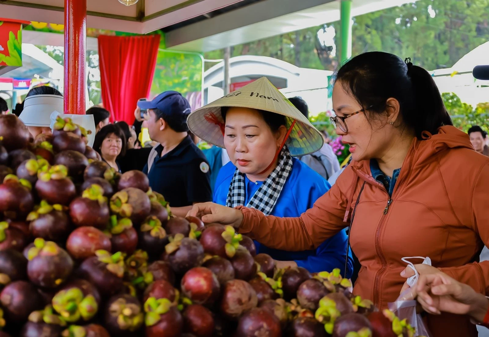 Các loại trái cây vùng miền được bày bán khá nhiều tại lễ hội năm 2024.