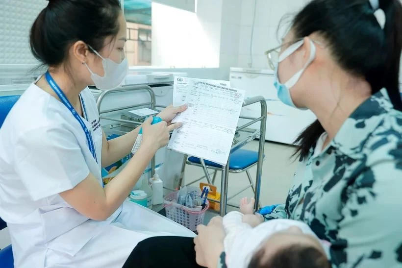 Nhân viên y tế có hướng dẫn cụ thể người dân về loại vaccine được tiêm.