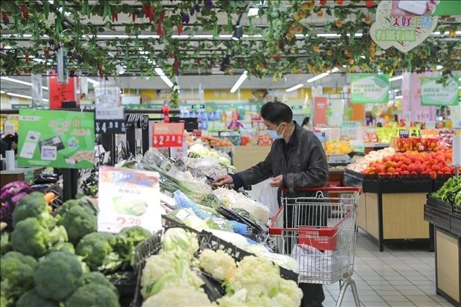 Người dân mua sắm tại siêu thị ở tỉnh Giang Tô, Trung Quốc.