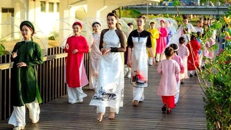 Huế cũng là địa phương đầu tiên của Việt Nam tổ chức Lễ hội áo dài trong trong các kỳ Festival Huế.