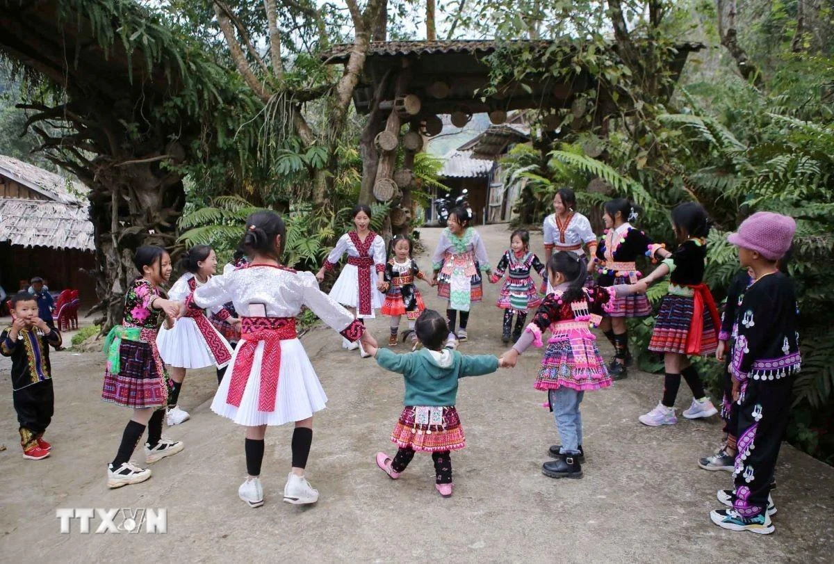 Trang phục của người dân cũng như trẻ nhỏ bản Sin Suối Hồ vẫn gìn giữ đúng với bản sắc của dân tộc Mông.