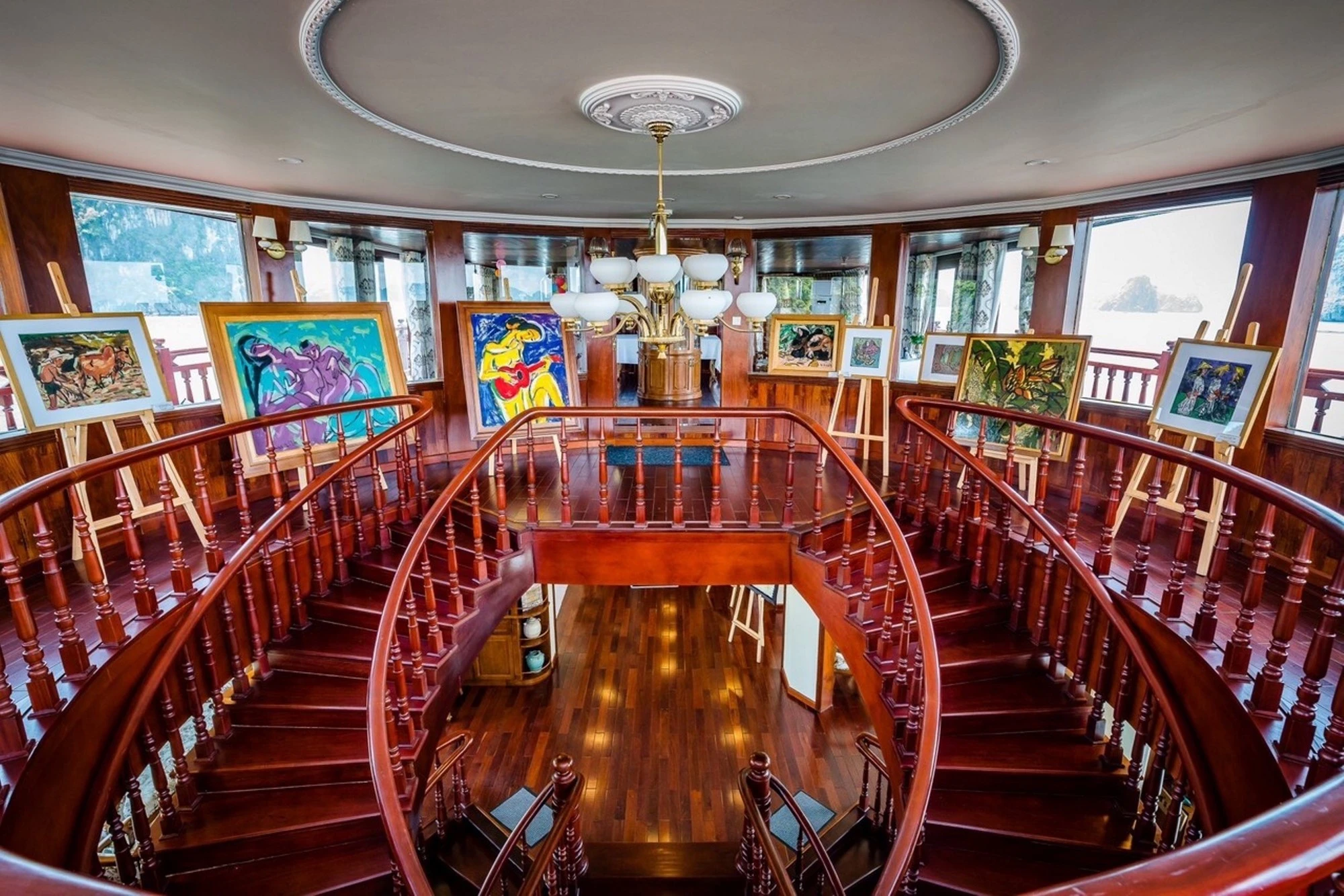 Những năm qua, du khách Việt Nam dành nhiều thời gian trải nghiệm hơn cho những không gian văn hóa, ẩm thực cao cấp trên du thuyền.