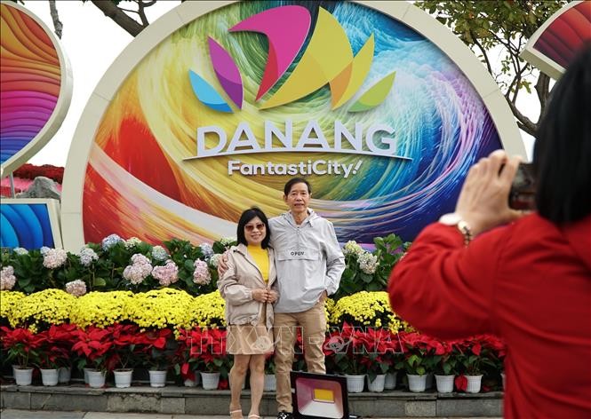 Người dân Đà Nẵng “check in” cùng logo ngành du lịch thành phố. Người dân Đà Nẵng “check in” cùng logo ngành du lịch thành phố.