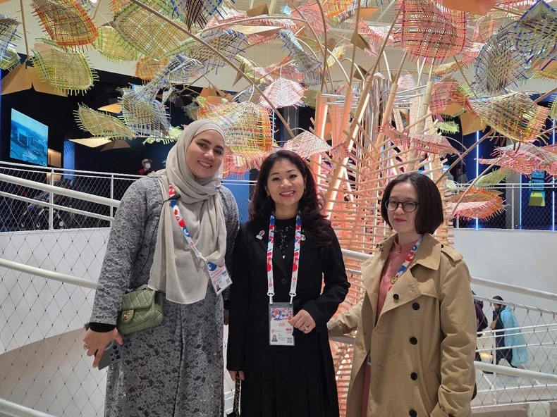 Tổng đại diện Việt Nam thăm Nhà Triển lãm Malaysia.