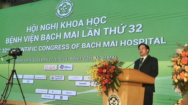 Giám đốc Bệnh viện Bạch Mai Phó Giáo sư, Tiến sĩ Đào Xuân Cơ phát biểu ý kiến tại hội nghị.