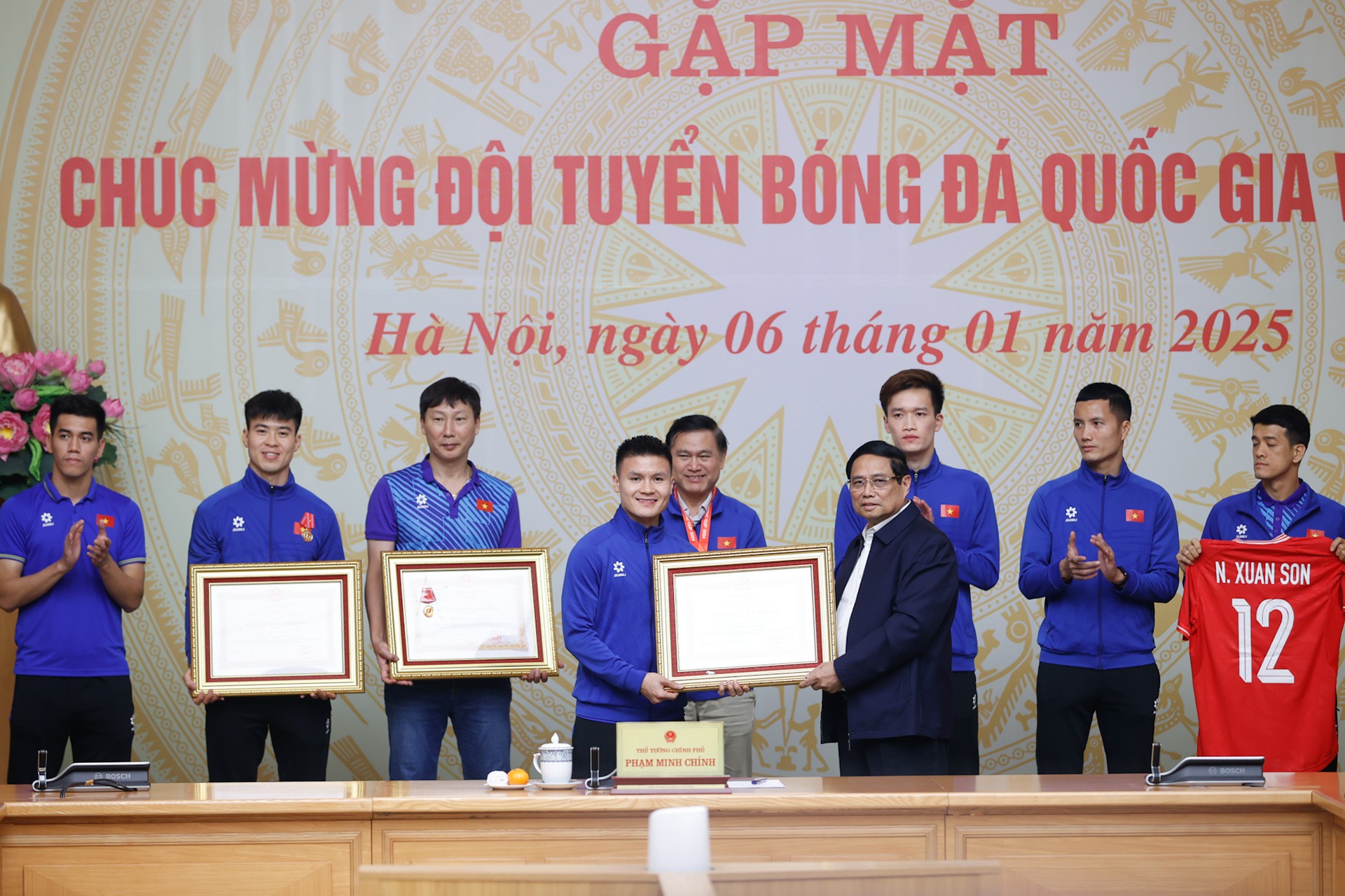 Thủ tướng trao Huân chương Lao động hạng Ba cho cầu thủ Nguyễn Quang Hải. Thủ tướng trao Huân chương Lao động hạng Ba cho cầu thủ Nguyễn Quang Hải.