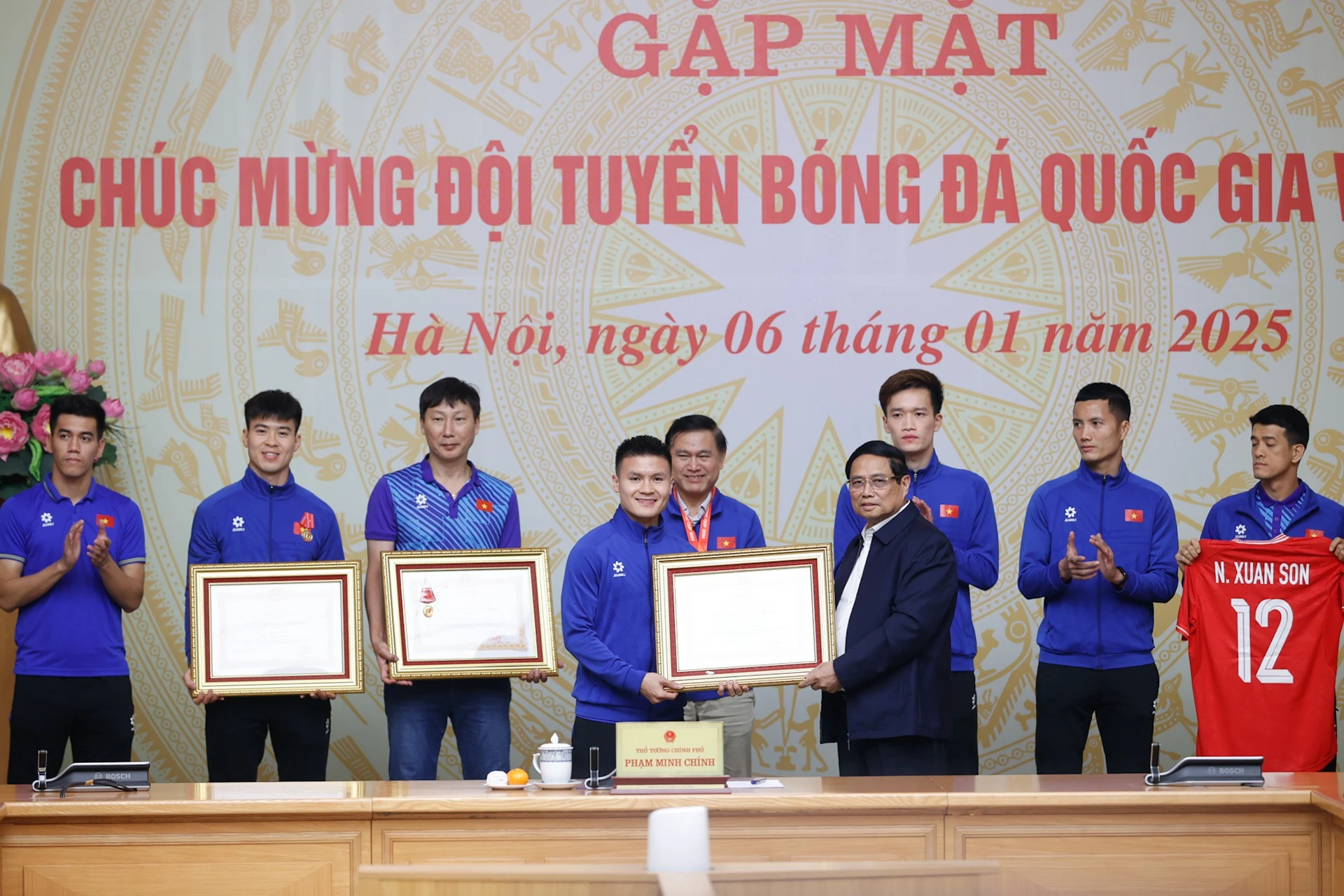 Thủ tướng trao Huân chương Lao động hạng Ba cho cầu thủ Nguyễn Quang Hải.