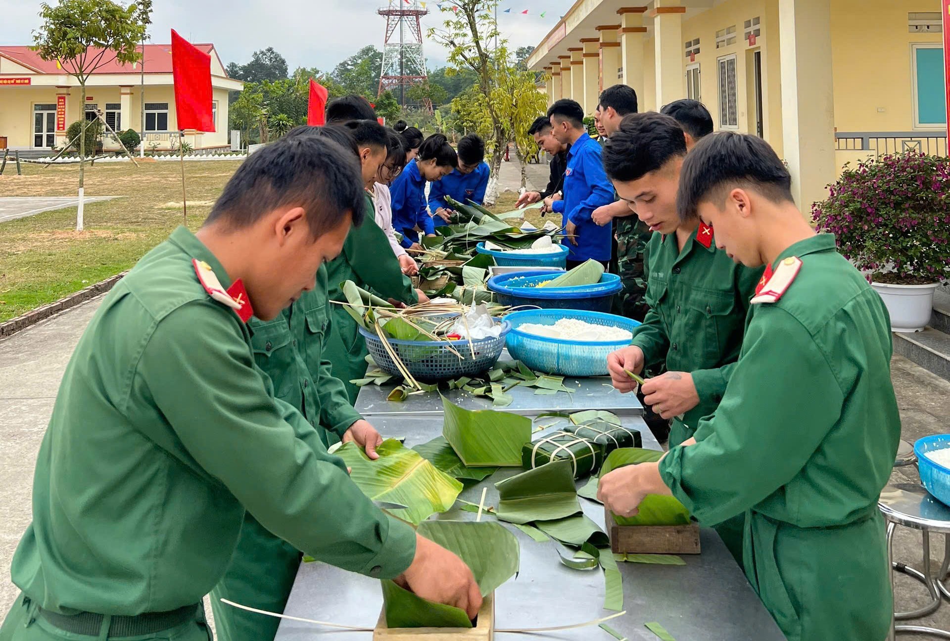 Cán bộ, chiến sĩ cùng chi đoàn thanh niên kết nghĩa gói bánh chưng. can-bo-chien-sy-dai-doi-trinh-sat-co-gioi-cung-chi-doan-thanh-nien-ket-nghia-goi-banh-chung.jpg