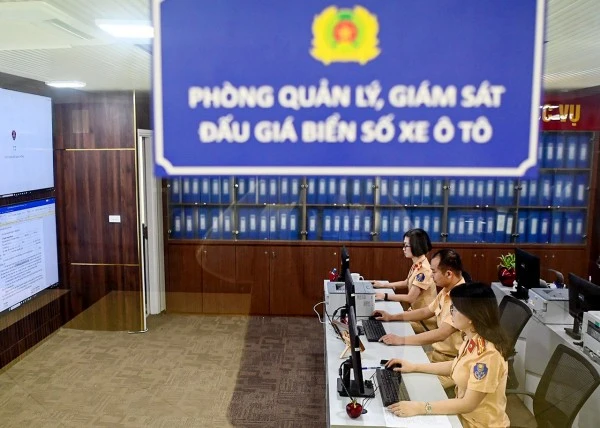 Các phiên đấu giá biển số xe ô tô đã thu hút rất đông người dân tham gia và thu về ngân sách nhà nước số tiền rất lớn.