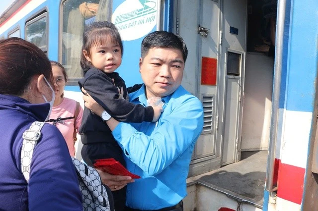 Nhiều công nhân bày tỏ, sau khi đón Tết cùng gia đình, sẽ sớm quay trở lại Bình Dương tiếp tục làm việc với tinh thần trách nhiệm cao nhất nhằm nâng cao hơn nữa cuộc sống của bản thân, gia đình, đồng thời góp phần nhỏ bé của mình vào sự phát triển của doanh nghiệp và tỉnh Bình Dương.