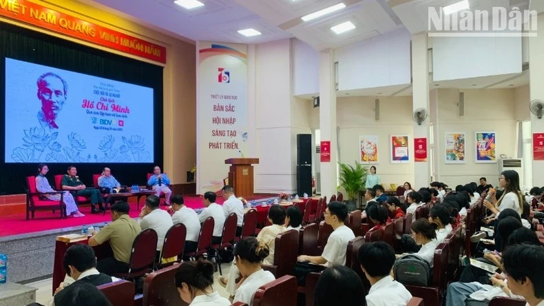 Các khách mời giao lưu với sinh viên Trường đại học Mỹ thuật Công nghiệp thông qua các câu hỏi về cuộc đời và sự nghiệp của Chủ tịch Hồ Chí Minh.