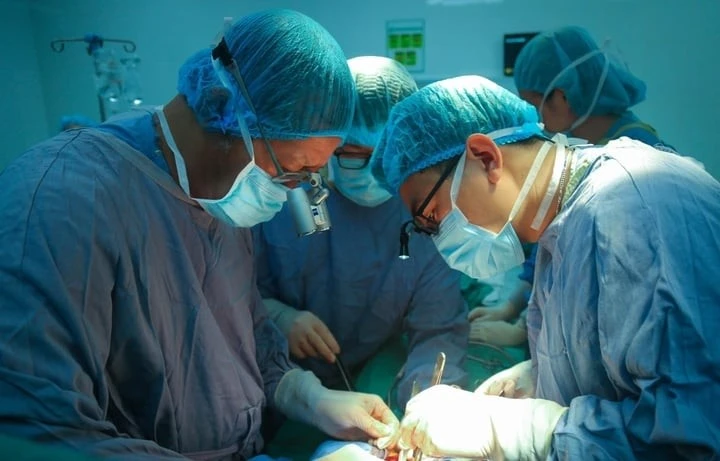 Đội ngũ bác sĩ ghép đồng thời tim - gan cho người bệnh tháng 9/2024.