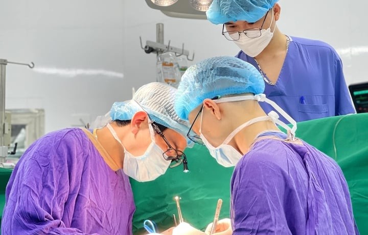 Ê kíp bác sĩ ghép đồng thời tim - thận cho bệnh nhân năm 2023. Ê kíp bác sĩ ghép đồng thời tim - thận cho bệnh nhân năm 2023.