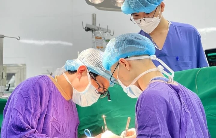 Ê kíp bác sĩ ghép đồng thời tim - thận cho bệnh nhân năm 2023.