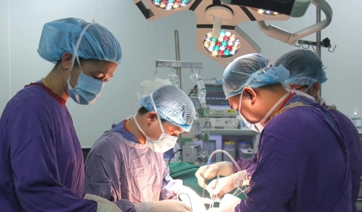 Ê kíp ghép đồng thời gan - thận cho bệnh nhân vào năm 2019.
