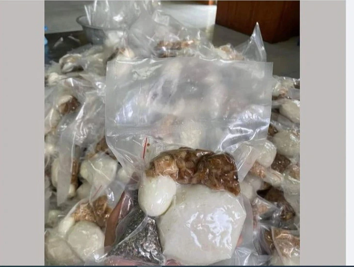 Người dân chuẩn bị cơm nắm, muối vừng cứu trợ người dân vùng lũ phía Bắc - Ảnh: Mạng xã hội