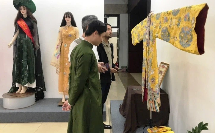 Sở Văn hóa và Thể thao Thừa Thiên Huế đã phát động và đẩy mạnh việc gìn giữ và phục hưng áo dài truyền thống không chỉ trong cộng đồng nhân dân mà còn cả ở khối cơ quan nhà nước.