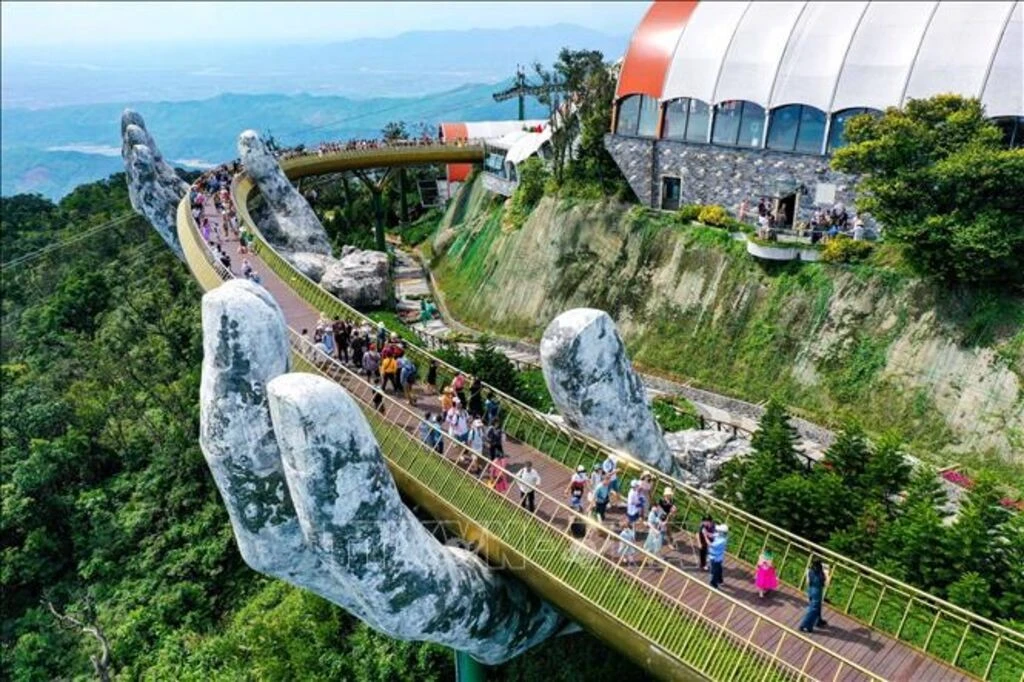 Cầu Vàng điểm nhấn độc đáo của Khu du lịch Sun World Ba Na Hills.