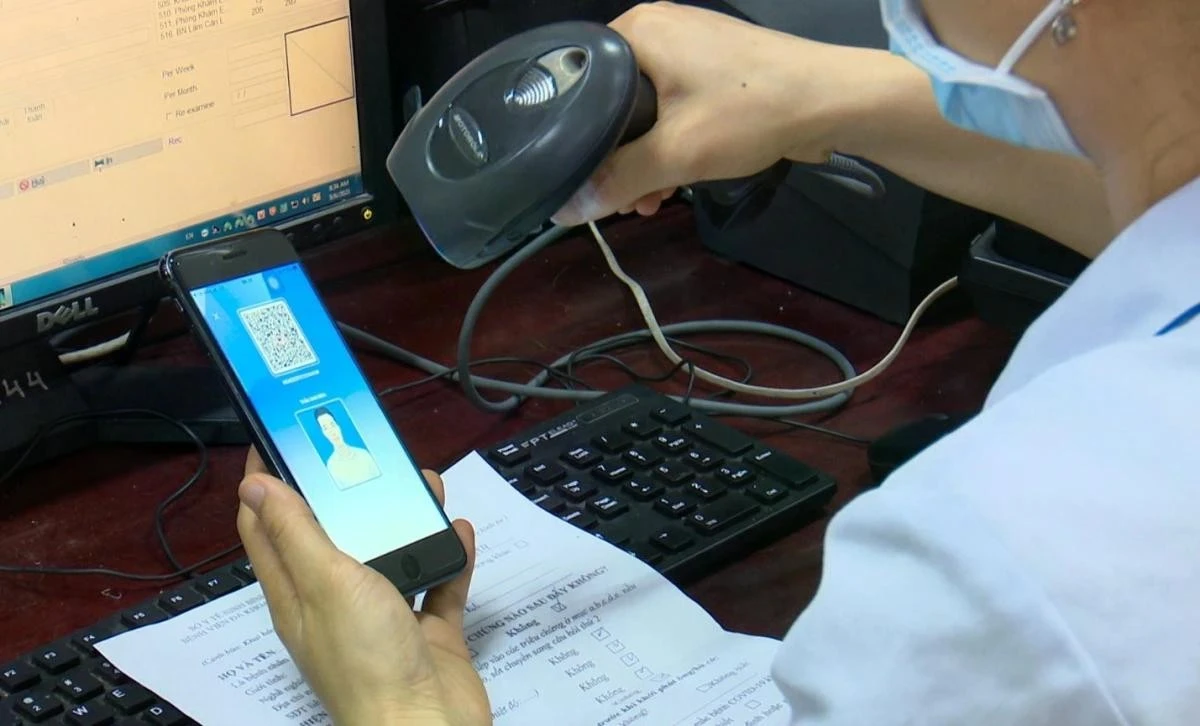 Khi đến các cơ sở y tế để khám chữa bệnh BHYT, người dân không còn phải cầm theo thẻ ứng, chỉ việc xuất trình ứng dụng VssID để cán bộ y tế kiểm tra, đối chiếu.