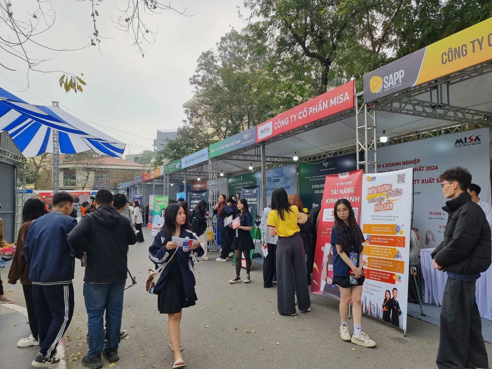 Một phiên giao dịch việc làm lưu động tại Trường Đại học Kinh tế quốc dân Hà Nội.