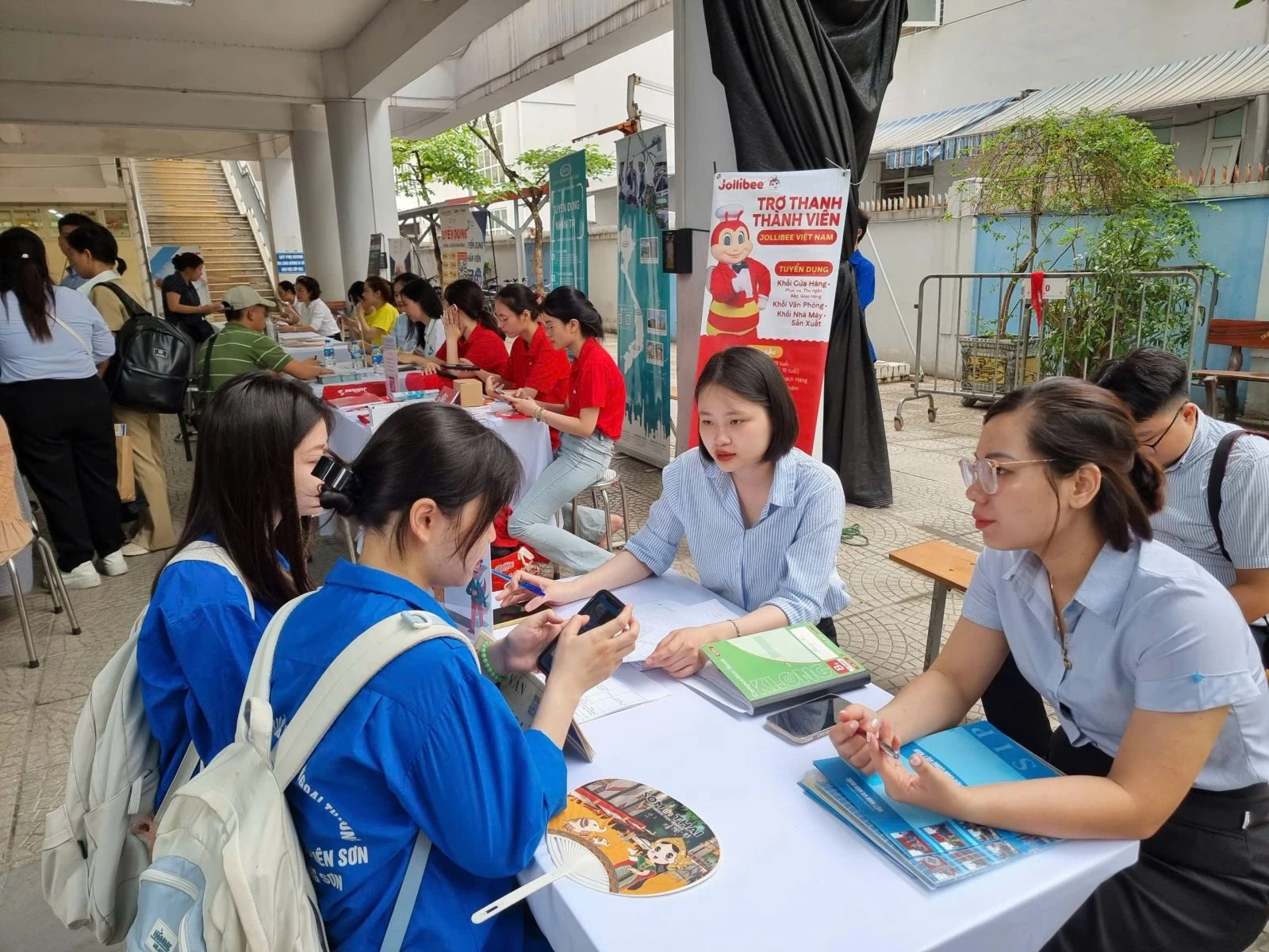 Tư vấn giới thiệu ứng dụng công nghệ mới trong tuyển dụng tới giới trẻ.