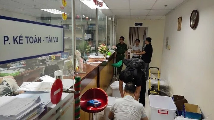 Công an tỉnh Phú Thọ khám xét nơi làm việc của các đối tượng.