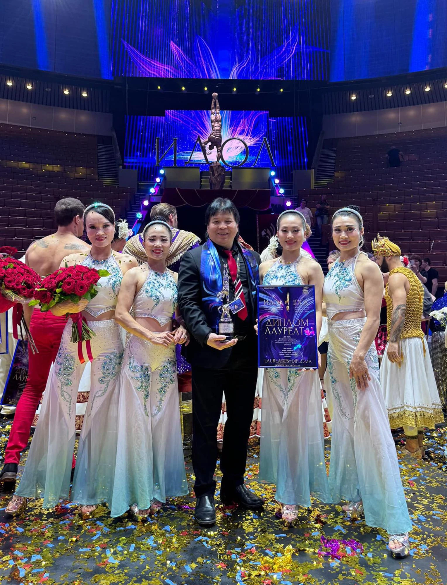 NSND Tống Toàn Thắng (giữa) và 4 nghệ sĩ biểu diễn tiết mục "Đu nón 4 nữ" tại Liên hoan xiếc thế giới Idol lần thứ 8.