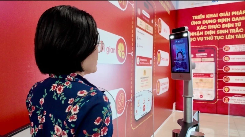 Người dân trải nghiệm sinh trắc học tại nhà ga T3, sân bay Tân Sơn Nhất.