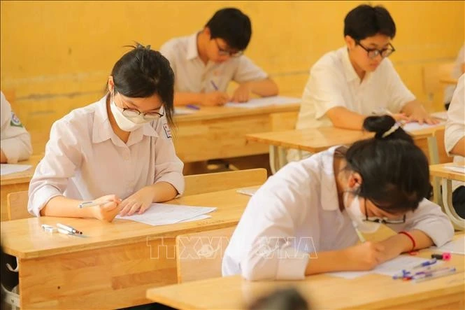 Thí sinh điểm thi Trường THPT Đoàn Kết, quận Hai Bà Trưng chuẩn bị thi môn đầu tiên - môn Ngữ văn. Ảnh tư liệu