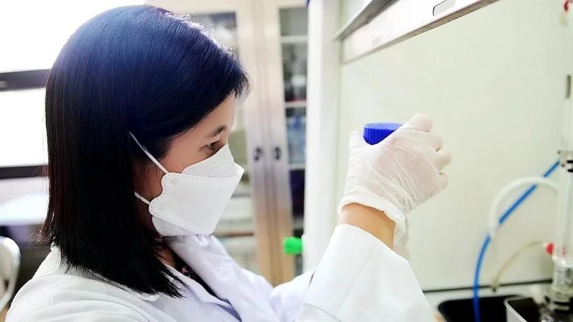 Tiến sĩ Trần Thị Kim Chi nghiên cứu tại phòng thí nghiệm của Viện Khoa học vật liệu.