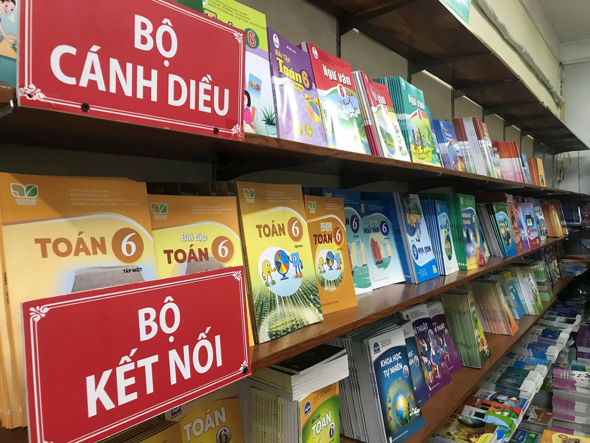Sách giáo khoa sẽ được in bổ sung để phục vụ học sinh vùng bão lũ.