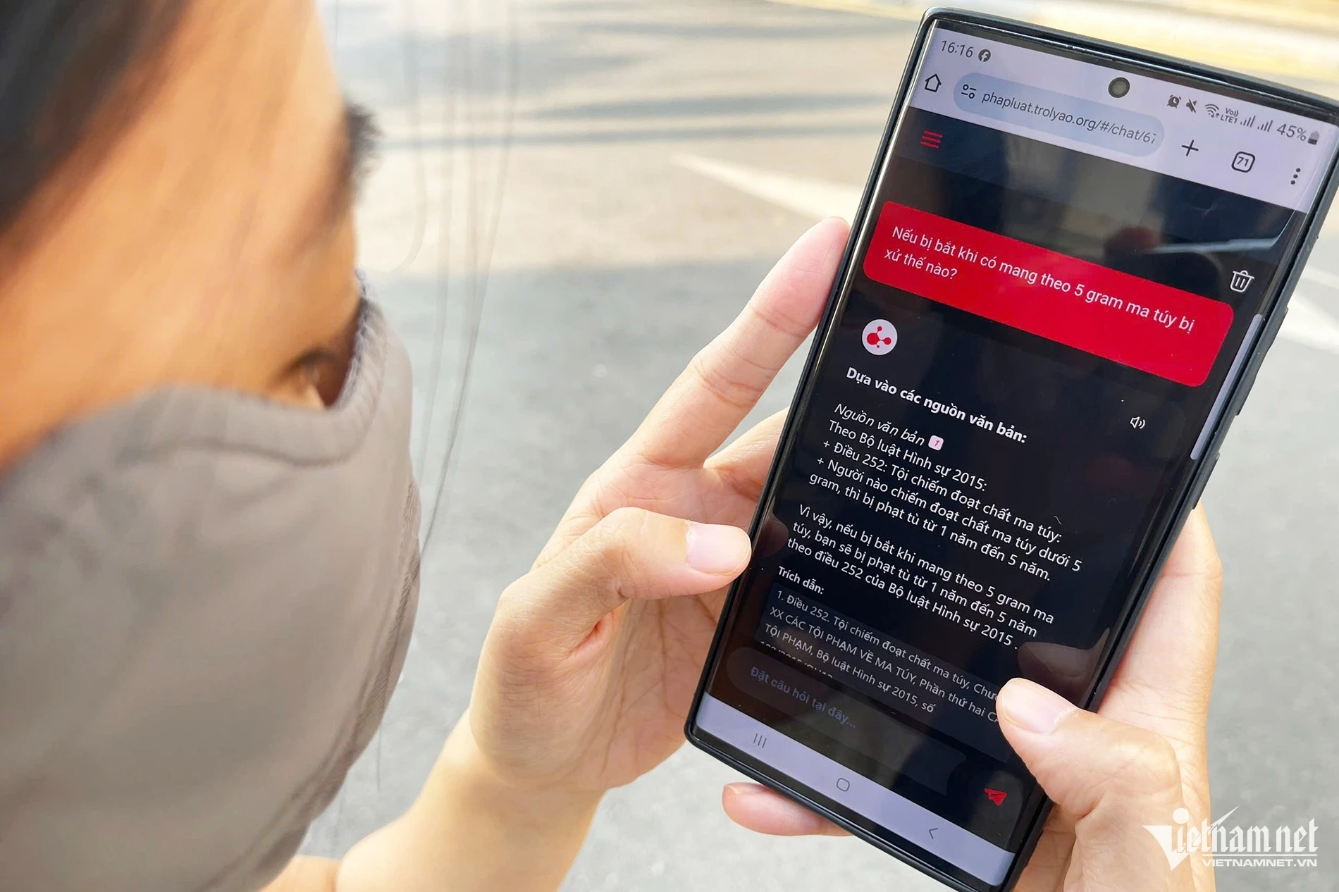 Người dùng trải nghiệm trợ lý ảo hỗ trợ tra cứu pháp luật do một doanh nghiệp Việt Nam phát triển.