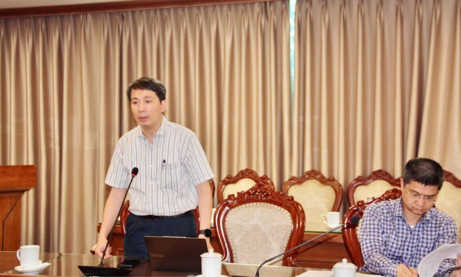 Ông Phạm Quang Hưng, Cục trưởng Cục Khoa học, Công nghệ và Thông tin báo cáo tại cuộc họp.