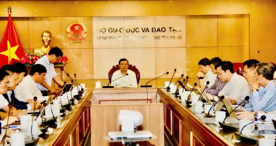 Thứ trưởng Bộ GD&amp;ĐT Nguyễn Văn Phúc chủ trì cuộc họp.