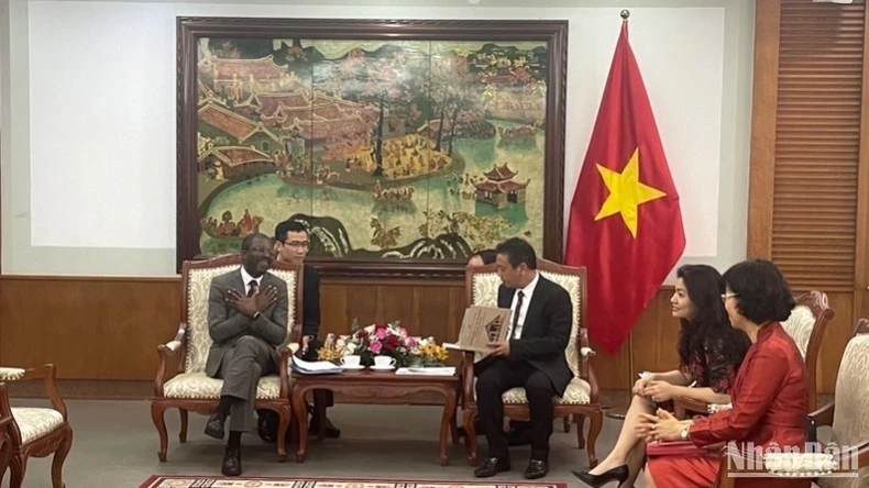 Ông Lazare Eloundou Assomo, Giám đốc Trung tâm Di sản Thế giới của UNESCO làm việc với Bộ Văn hóa, Thể thao và Du lịch Việt Nam.