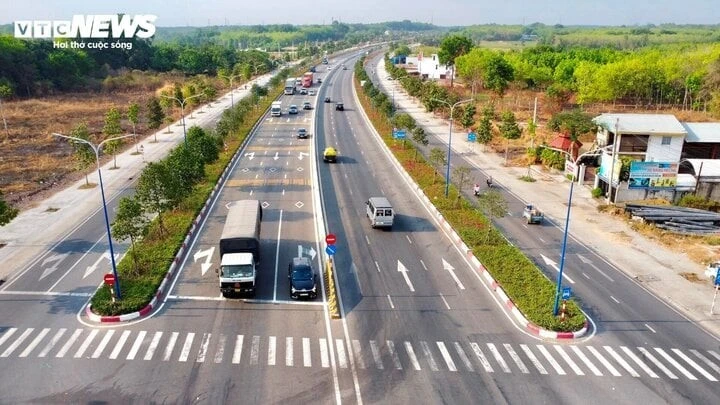 Nhiều tuyến đường 10 làn xe giúp liên kết vùng hiệu quả.