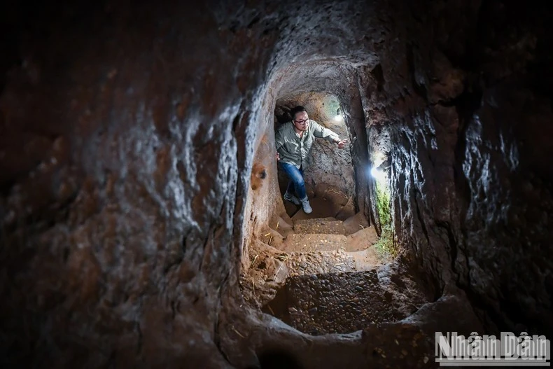 Khách du lịch tham quan di tích lịch sử văn hóa địa đạo Vịnh Mốc.