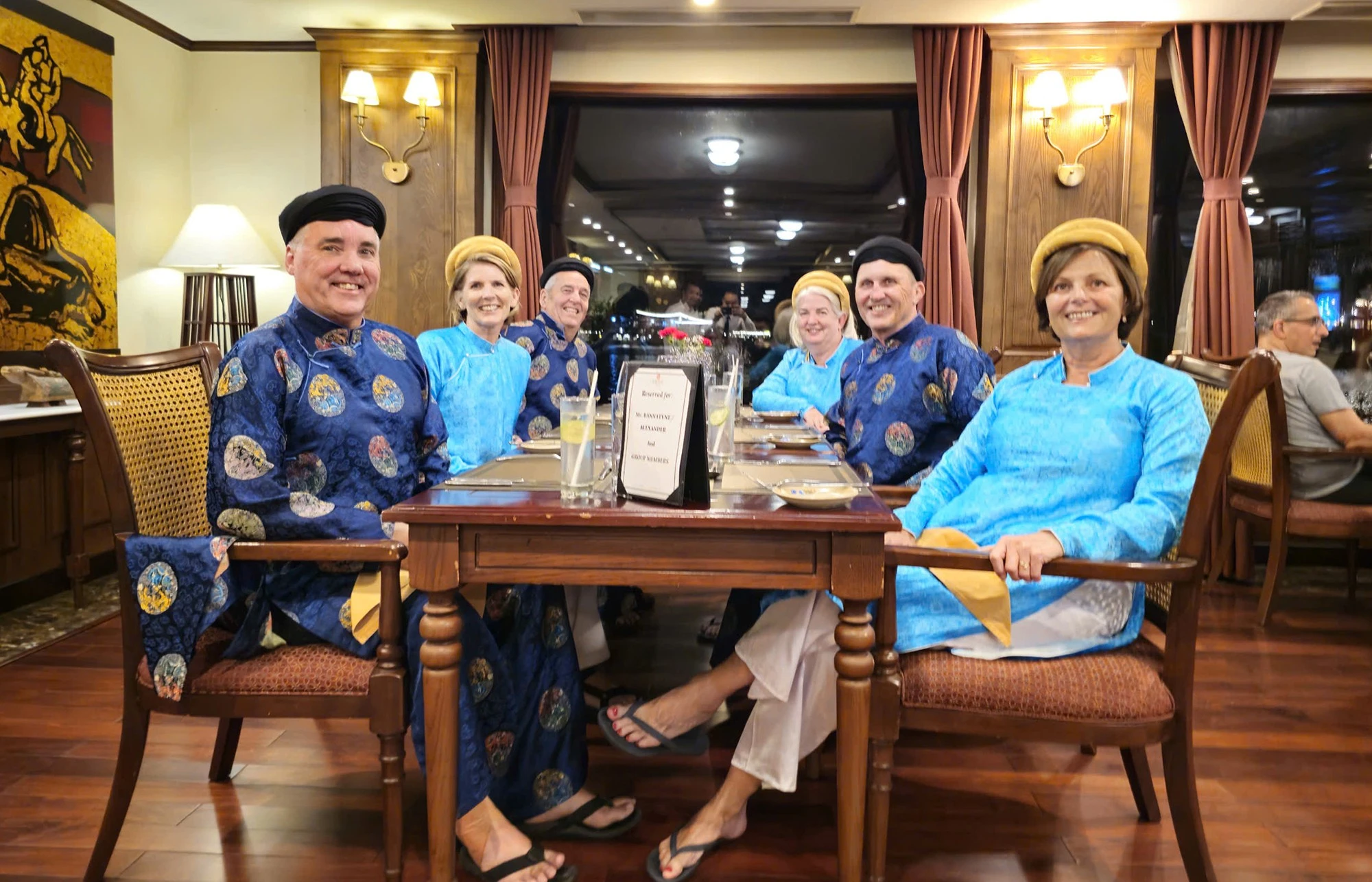 Các vị khách nước ngoài rất hứng thú với trang phục truyền thống Việt Nam.