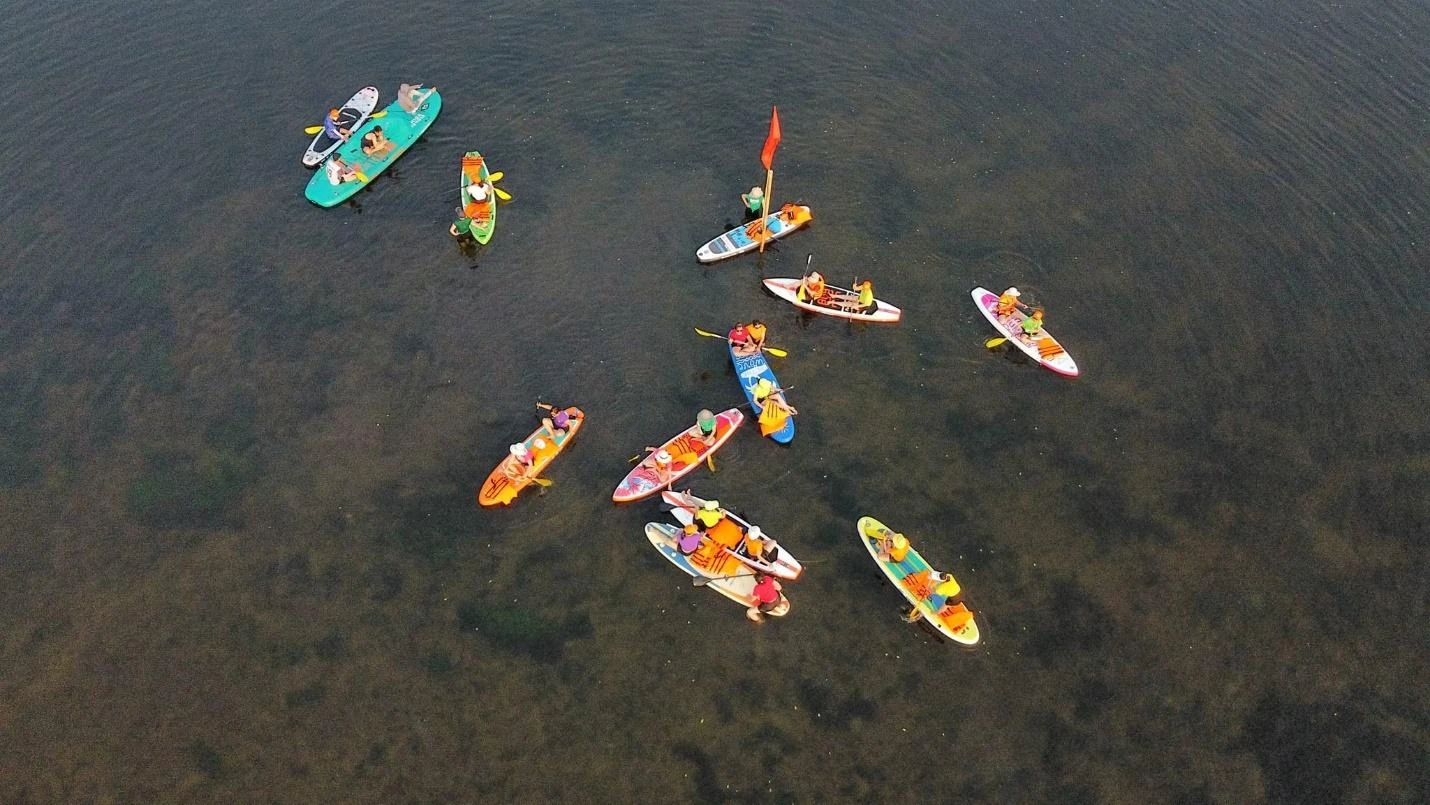 Có dịp về phá Tam Giang, du khách thích thú chèo SUP di chuyển quanh khu vực rộng lớn. Giữa bốn bề sông nước, du khách hào hứng chèo SUP, có những phút giây thư giãn bên bạn bè, người thân.