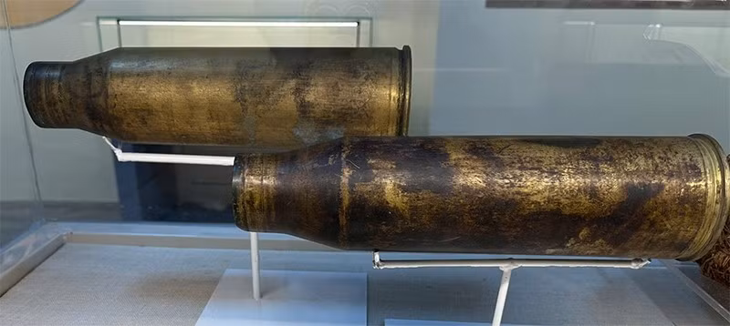 Vỏ đạn 57 ly trưng bày tại triển lãm.