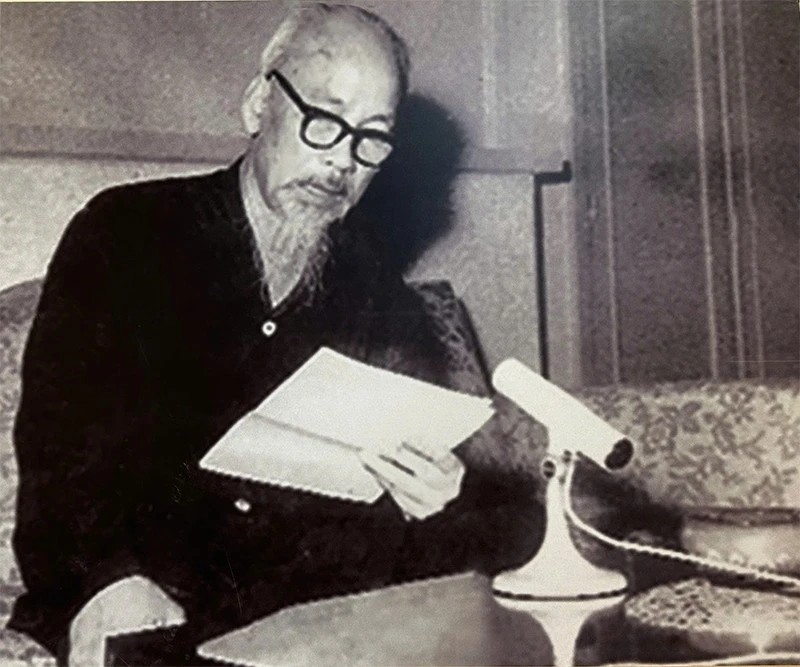 Hình ảnh Chủ tịch Hồ Chí Minh đọc Lời kêu gọi đồng bào và chiến sĩ cả nước quyết tâm đánh thắng giặc Mỹ xâm lược trưng bày tại triển lãm.