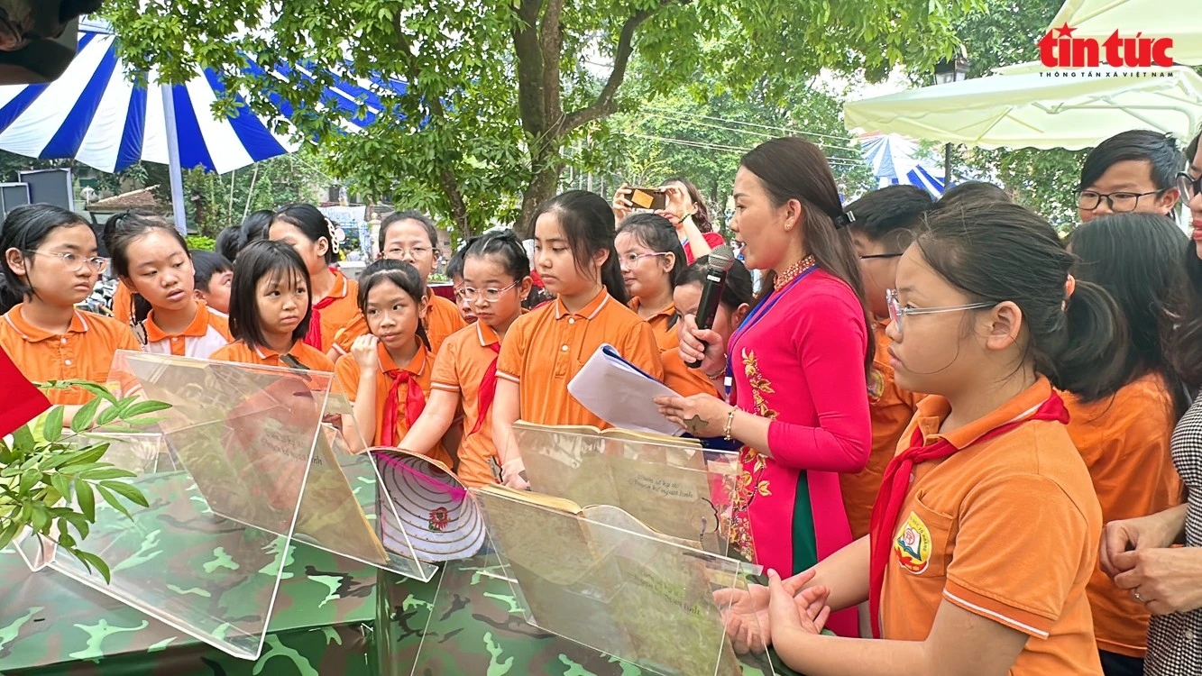 Vun đắp tình yêu lịch sử cho các em nhỏ.