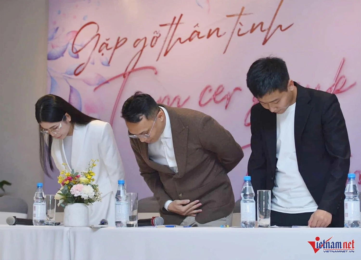 Hằng Du Mục và Quang Linh Vlogs xin lỗi vì quảng cáo lố.