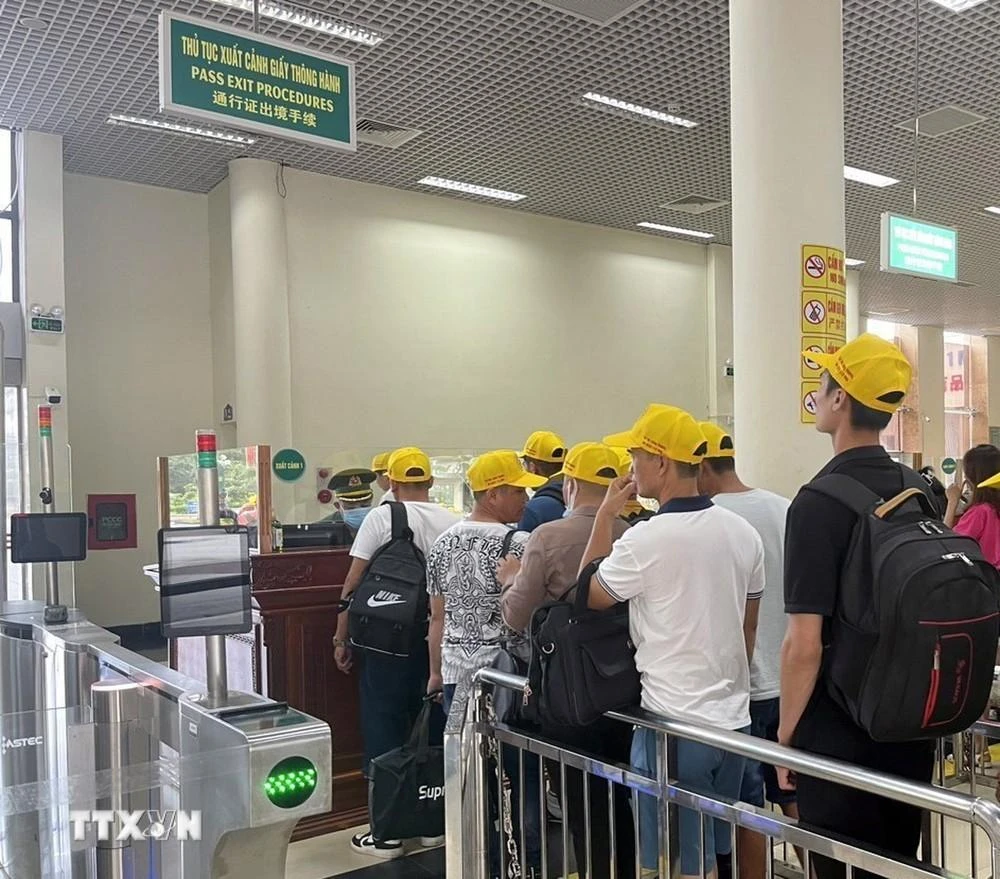 Người nước ngoài làm thủ tục xuất, nhập cảnh bằng thị thực điện tử tại Cửa khẩu quốc tế Móng Cái (Quảng Ninh).